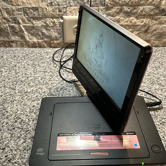 SONY 9" Portable DVD Player 180-degree swivel and flip screen - Picture 4 of 7